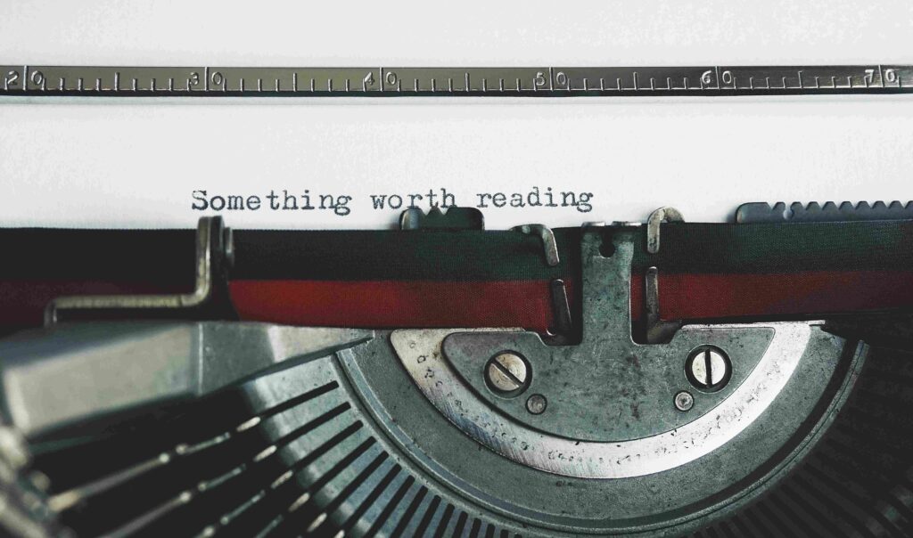 Schreibmaschine schreibt den Satz: Something worth reading