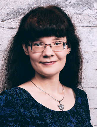 bläuliches Foto_Internet Foto von Alicia Hartung, Frau, Brille, lange braune Haare